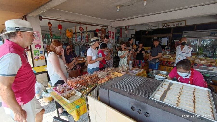 Chiang Mai: Local Food and Markets Guided Walking Tour - Mango sticky rice provides the sweet middle course