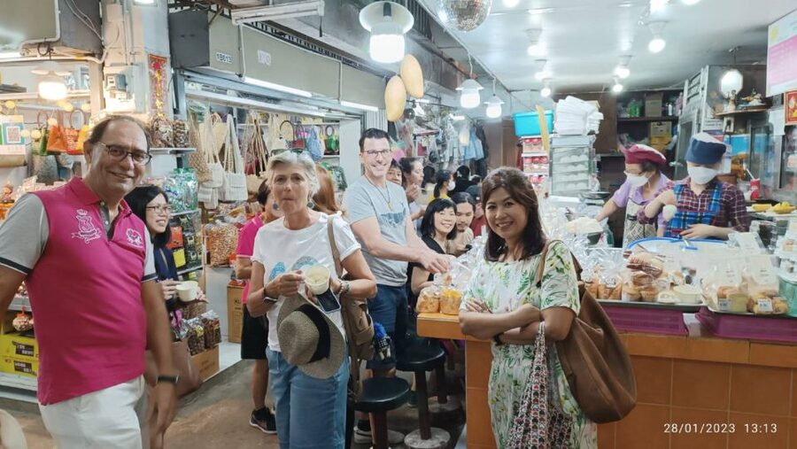 Chiang Mai: Local Food and Markets Guided Walking Tour - Starting with Khao Kriab Pak Moh at Lung Khajohn Wat Ket