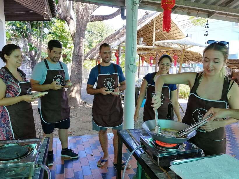 Chiang Mai: Thai Cooking and Market Tour with Lanna Smile - Key points to know before booking