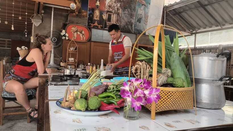 Chiang Mai: Traditional Thai Cooking Class with Market Tour - What the $32 price really includes