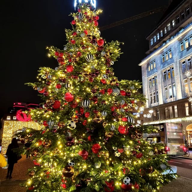 Christmas market lights tour bus through Berlin, free mulled wine (2.5 hours) - Rotes Rathaus, Neptune Fountain, and Alexanderplatz