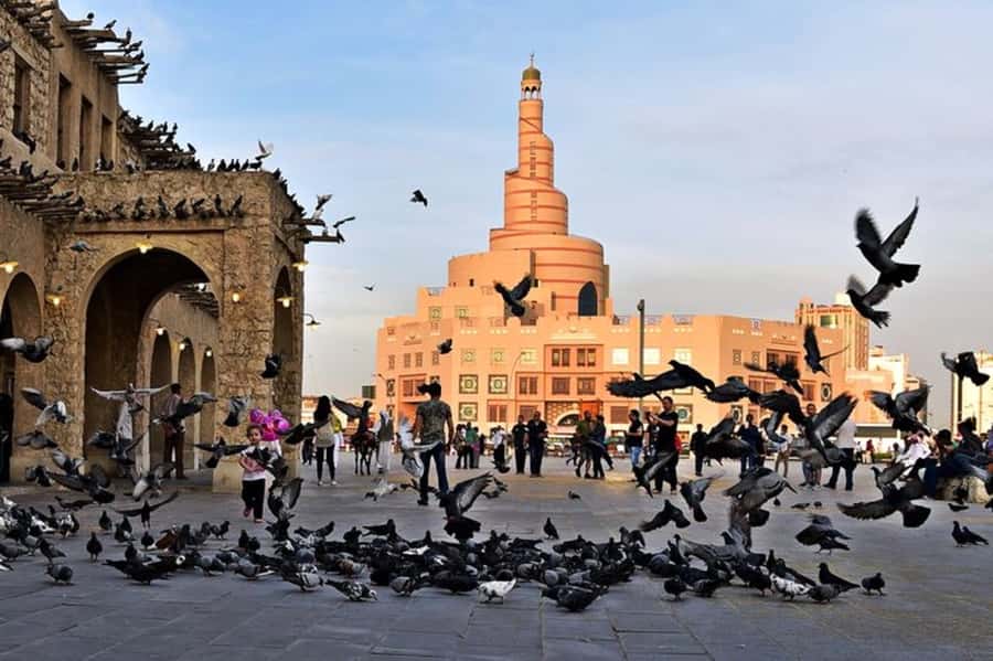 Cultural Tour: Sheikh Faisal Museum & Souq Waqif with Meal - The guide and group format matter