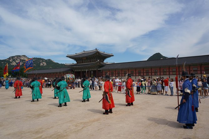 Customized Private Seoul tour: Palace, Market etc(Airport Option) - Bukchon, Jogyesa, and Gwangjang Market