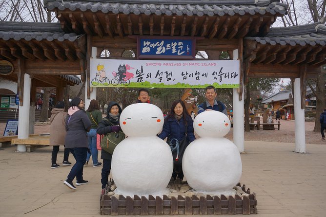 Customized Private Seoul tour: Palace, Market etc(Airport Option) - DMZ visits and the limits of a layover