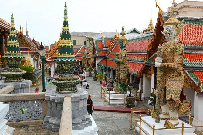 Damnern Saduak Floating Market, Grand Palace and Wat Phra Keo Tour from Bangkok - Lunch with a local touch