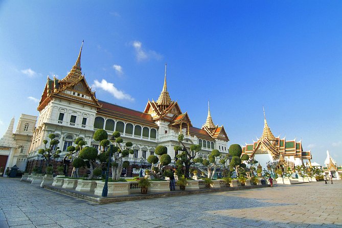 Damnern Saduak Floating Market, Grand Palace and Wat Phra Keo Tour from Bangkok - How the private guide affects the experience