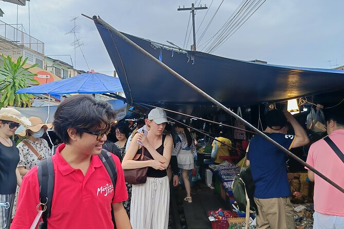 Damnoen Saduak and Maeklong Railway Market Tour with Private Car - A riverside lunch and time to browse