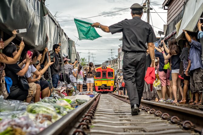 Damnoen Saduak Floating Market & Maeklong Railway From Bangkok - Cruising the canals at Damnoen Saduak