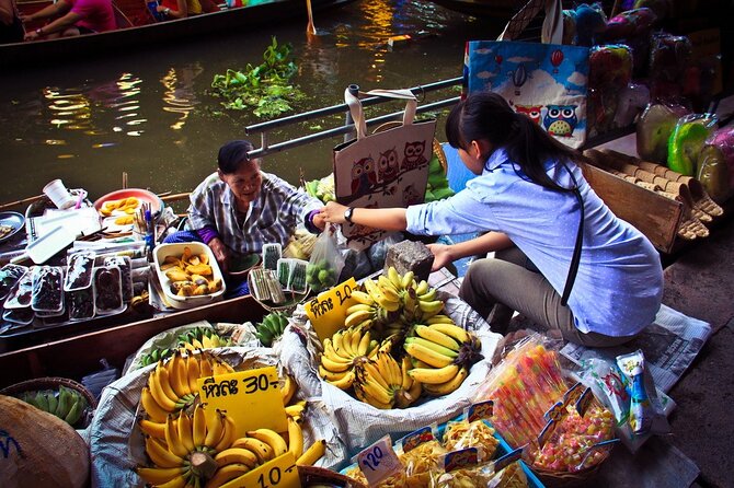 Damnoen Saduak Floating Market & Maeklong Railway Market Tour From Bangkok - Maeklong Railway Market and the slow train arrival