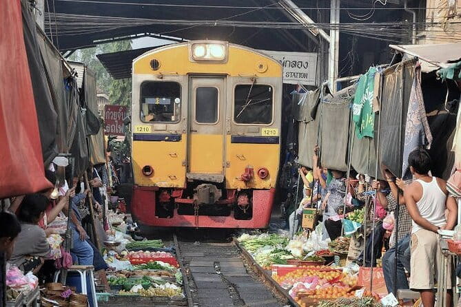 Damnoen Saduak Floating Market & Railway Market Tour from Bangkok - Maeklong Railway Market and the passing train
