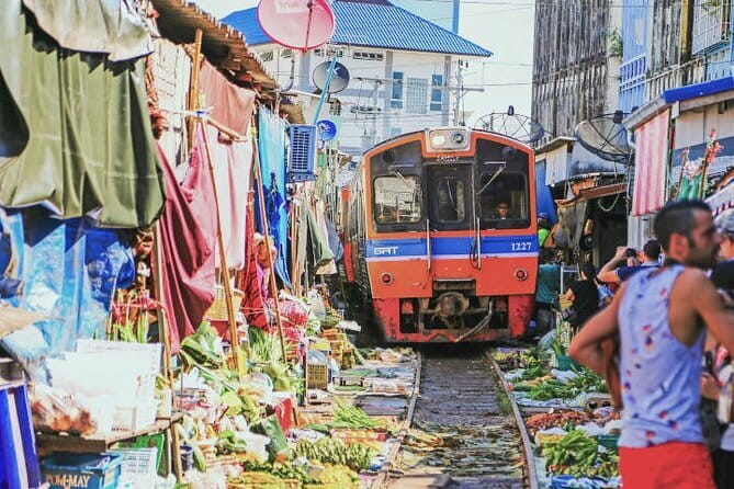 Damnoen Saduak Floating Market & Railway Market Tour from Bangkok - Damnoen Saduak by long-tailed boat