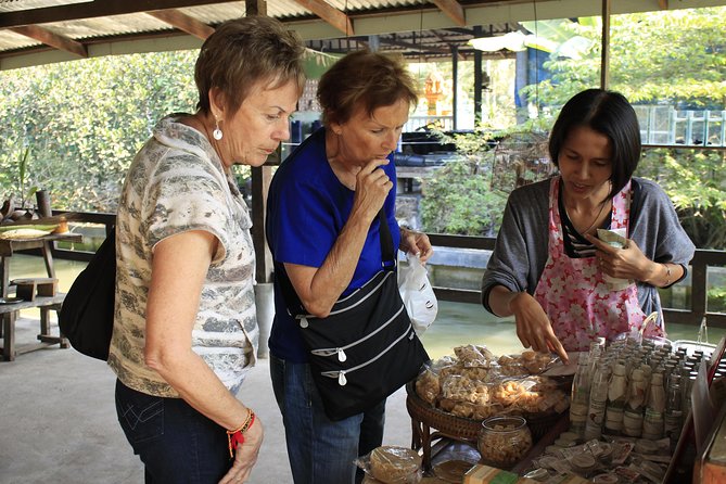 Damnoen Saduak Floating Market Small Group Tour - Guides, Drivers, and Group Size