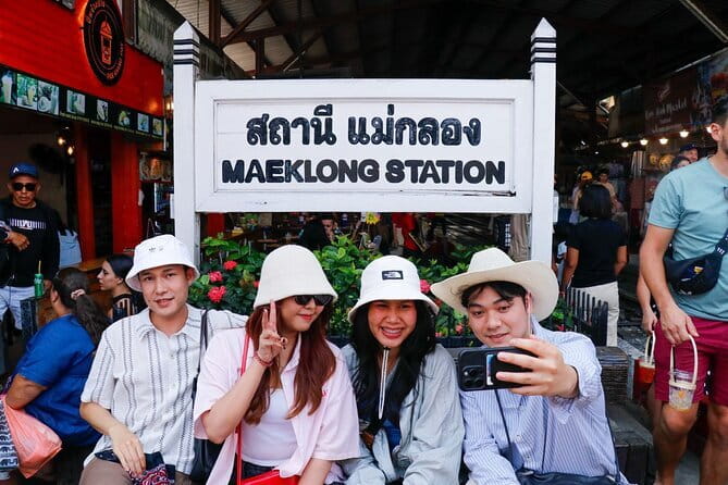 Day Trip to Bangkok Floating Market & Maeklong Railway - Getting to Damnoen Saduak by long-tail boat