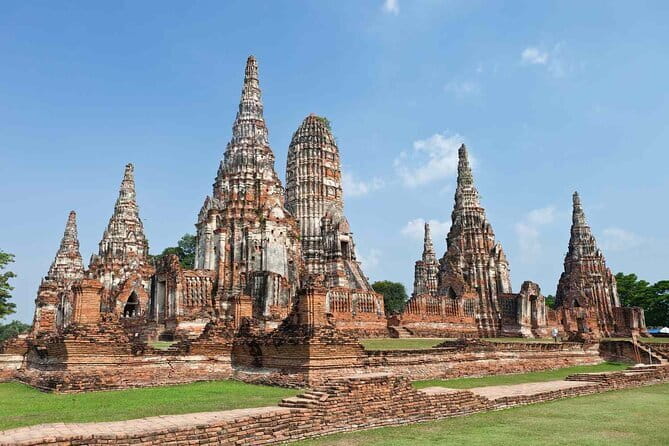 Day Trip to Bangkok Floating Market & Maeklong Railway - Guides, buses, and the group experience