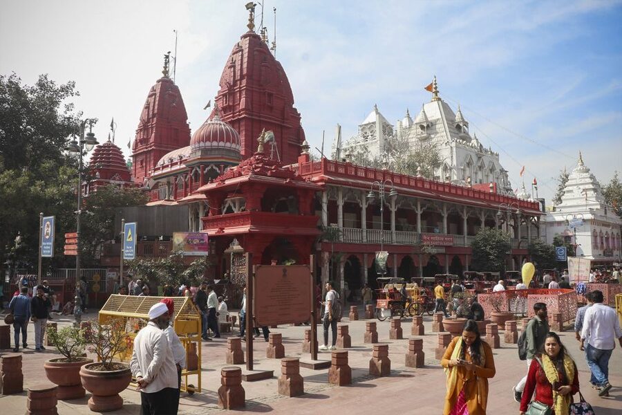 Delhi: Old Delhi & Spice Market Tour - Kinari Bazar brings color and craft to the walk