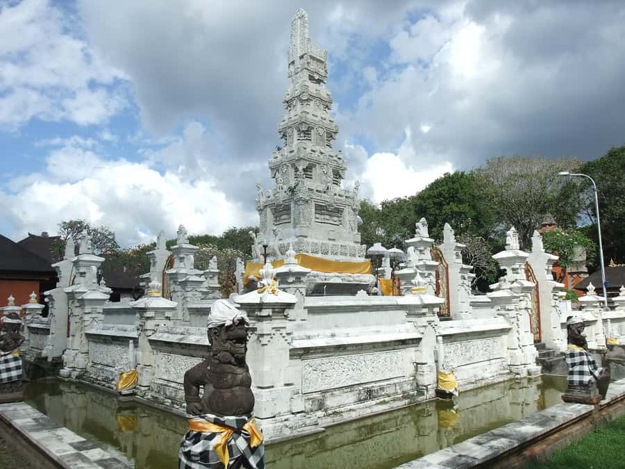 Denpasar: Museum, Traditional Market and Food Tasting Tour - Puputan Square and the story of Denpasar
