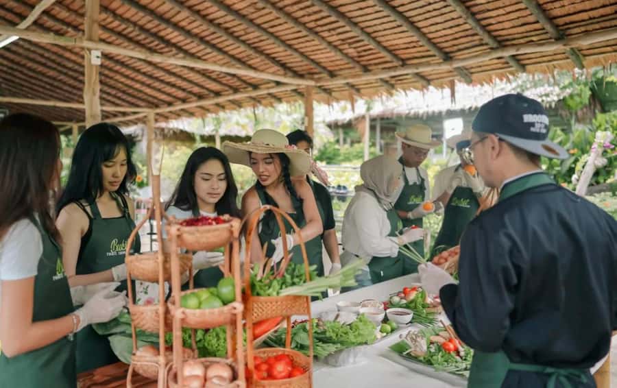 Dinner from cooking class & enjoy local night market - The teaching style and the human touch