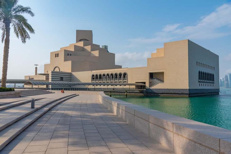 Doha: Souq Waqif, Dhow Harbour, and Street Food Walking Tour - Falcon Hospital: a close look at Qatari tradition