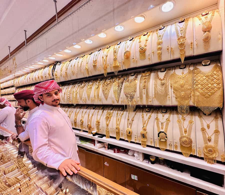 Dubai: Authentic Old Town, Souks, Tastings & Abra Boat Tour - Gold souk visits and realistic shopping expectations