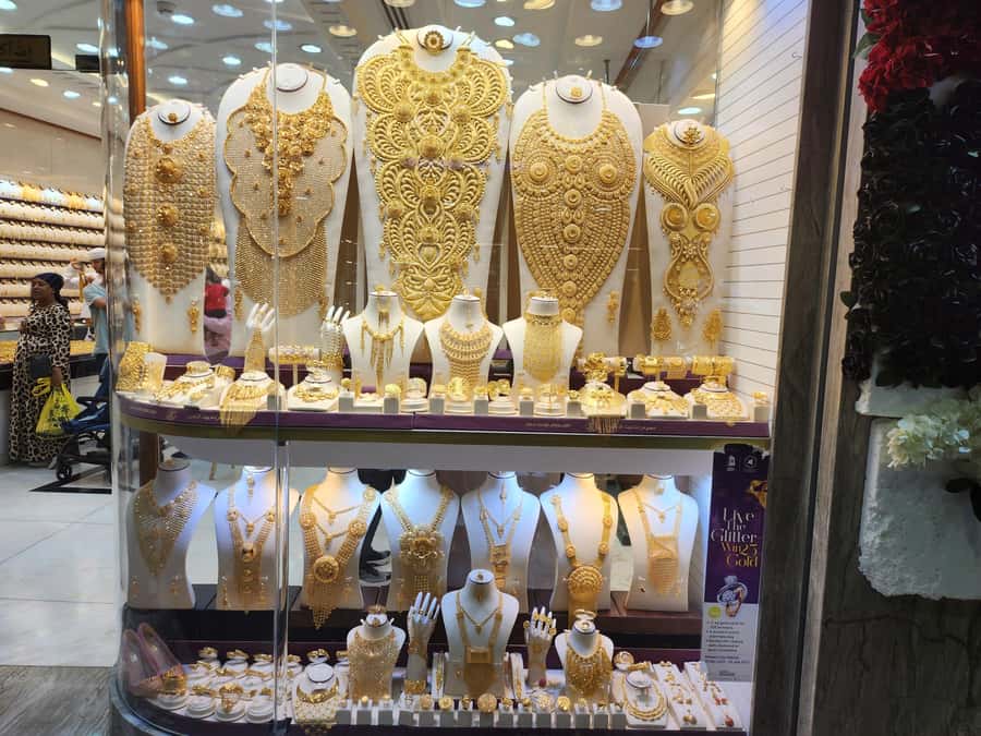 Dubai: Old Town, Creek, Museums, Souks, & Street Food Tour - Al Souq Al Kabeer: food, drinks, and shopping lessons