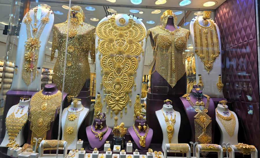 Dubai: Premium Old Town, Street Food, Souks & Boat Ride Tour - Street food, juice, coffee, and dates