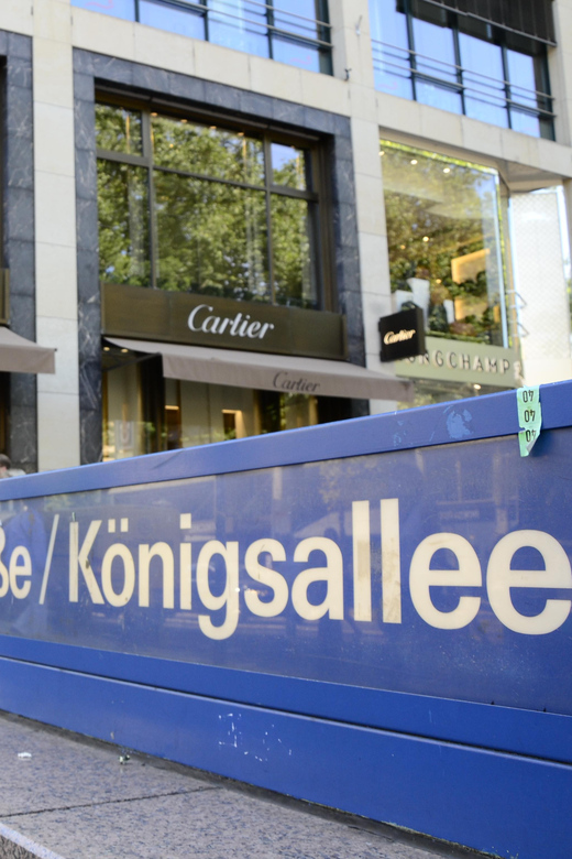 Düsseldorf walk: The Old Town and a charming market square - Through the Old Town’s Narrow Alleys