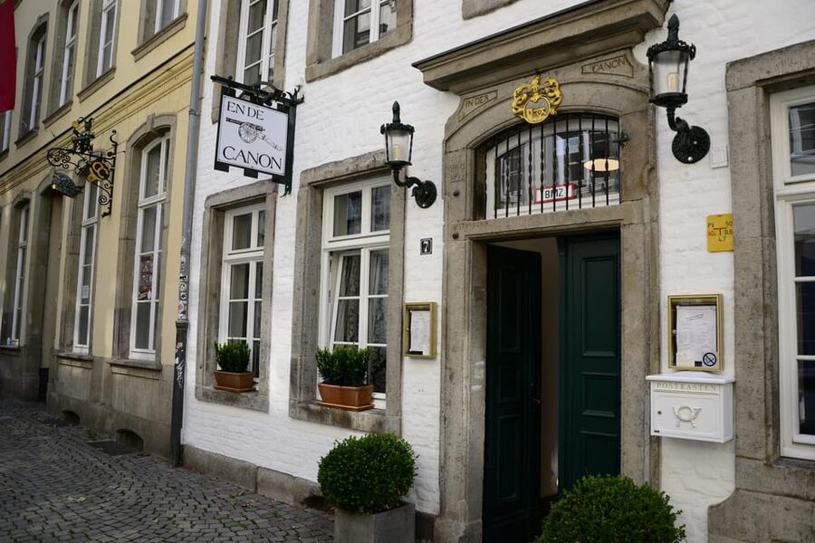 Düsseldorf walk: The Old Town and a charming market square - What the Private Format Means for Value