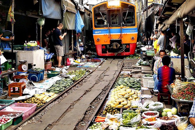 Famous Markets Tour: Maeklong Railway & Damnoen Saduak Floating - Why these two markets work well together