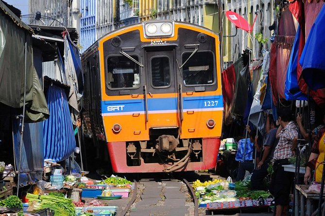 Floating Market Damnoen Saduak and Meklong Railway Market: Half Day Tour - Two unusual markets beyond Bangkok