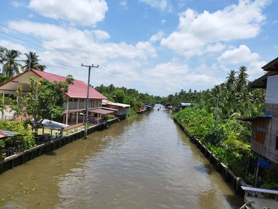 Floating Market Full-Day Bicycle Tour from Bangkok - Wat Bang Kung and the banyan-root chapel