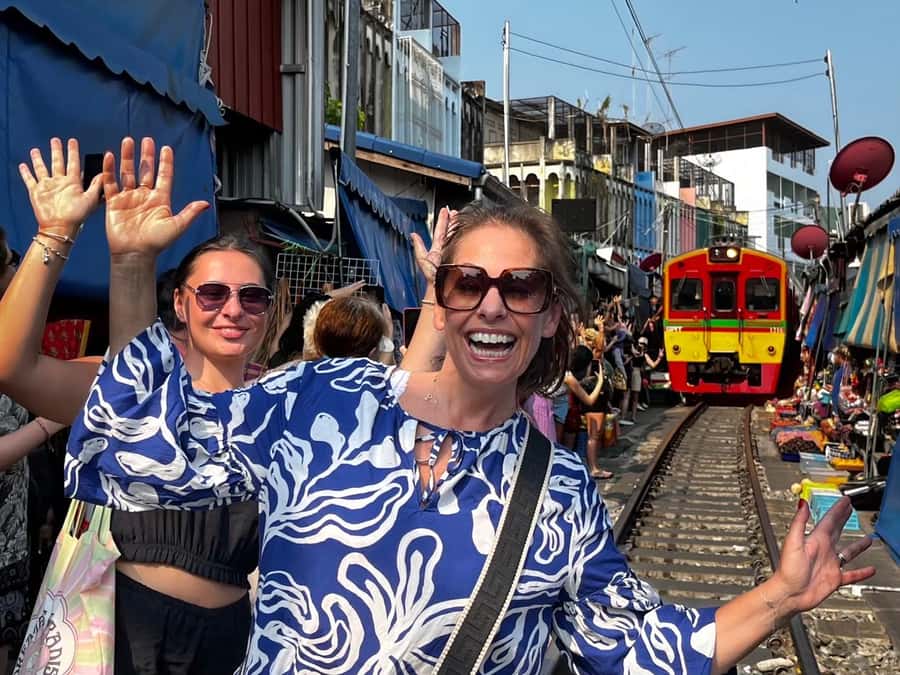 Floating & Railway markets (multi-language) - Temples, shrines, and the optional cultural route