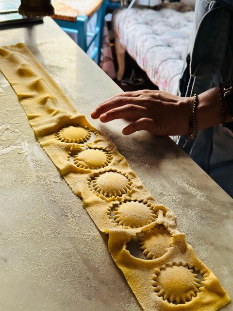 Florence:Dolce Vita by Day Market Tour & Pasta Making Class - Walking from the stalls to Ileana’s apartment