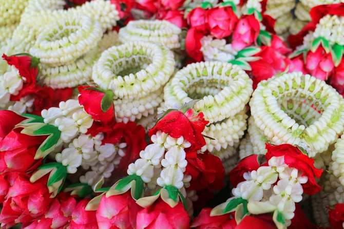 Flower Market & Floral Art: Multilingual Private Tour [EN/others] - Folding Bua Luang and Bua Chut lotus flowers