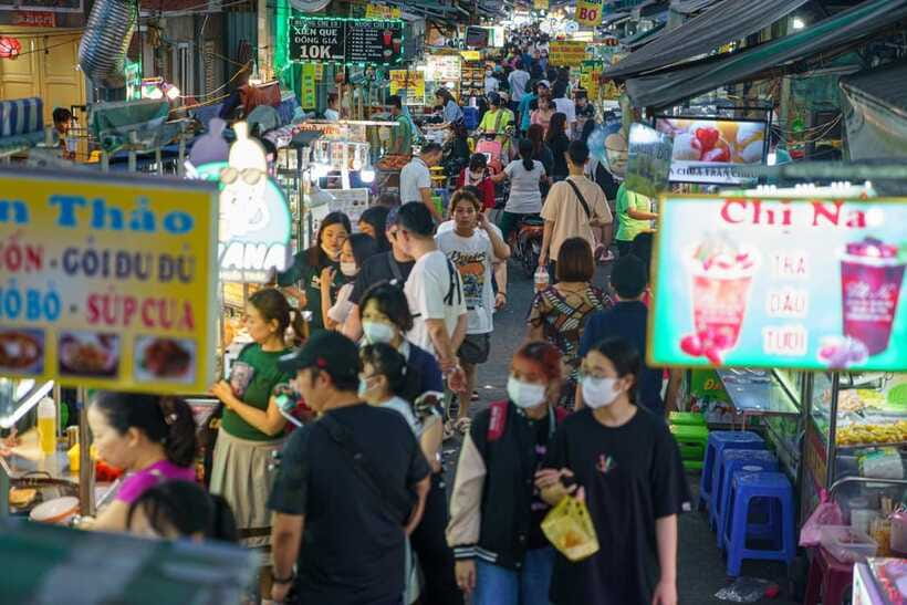 Free E-Sim Saigon Foodie Market Tour - Photo time and the move into District 10