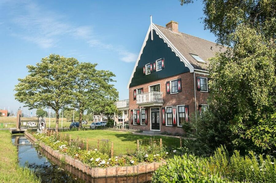 From Amsterdam; Alkmaar Cheese market & Zaanse Schans - Transport, group size, and practical value