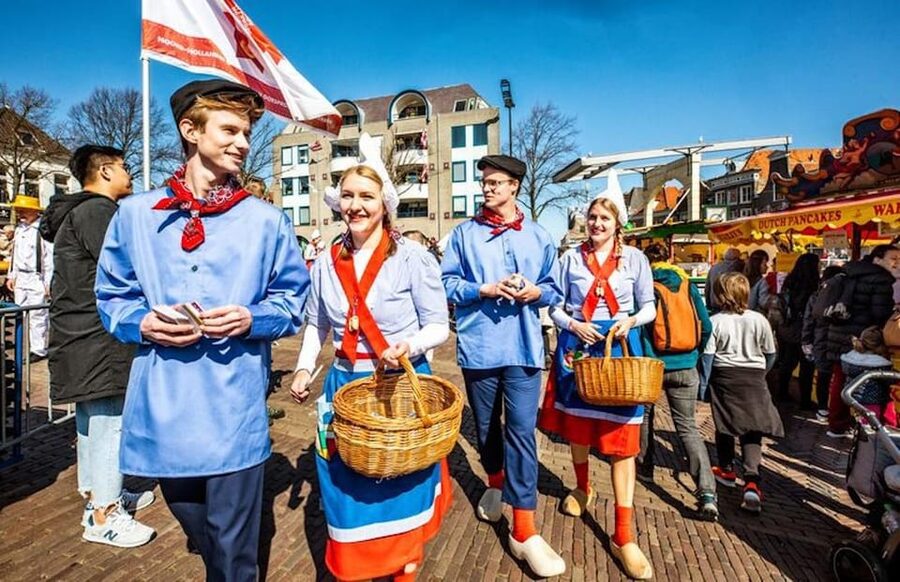 From Amsterdam; Alkmaar Cheese market & Zaanse Schans - Who should choose this North Holland day trip?