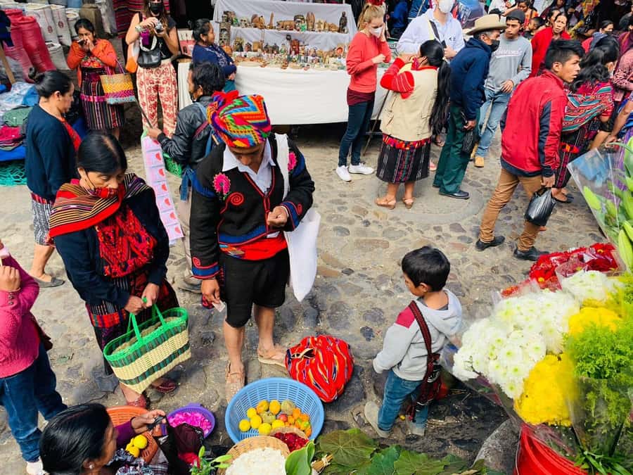 From Antigua to Chichicastenango: Mayan Market Day Trip - Walking through the Chichicastenango Cemetery