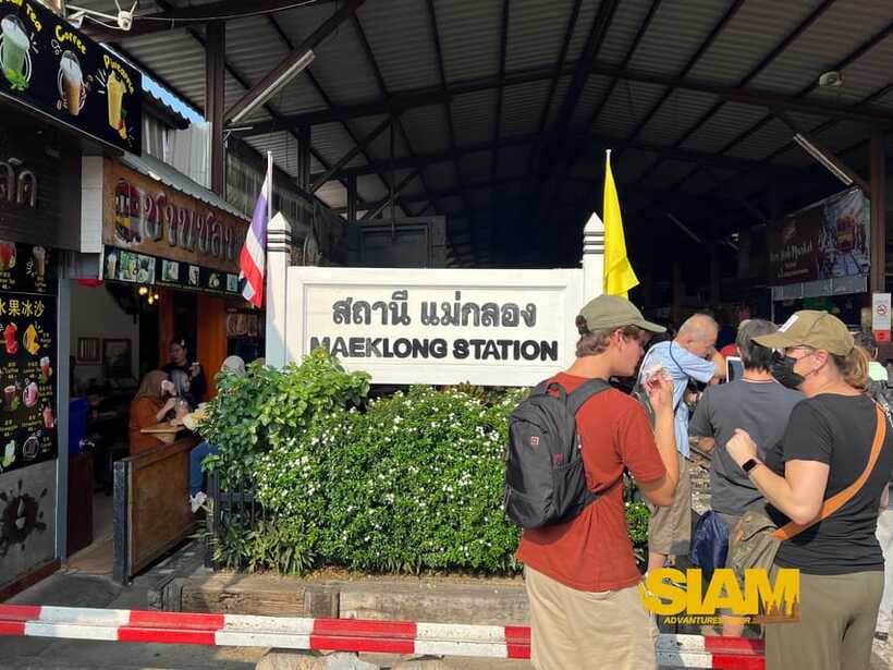 From Bangkok:Damnoen Floating Market and Railway Market Tour - Maeklong Railway Market: the train changes everything