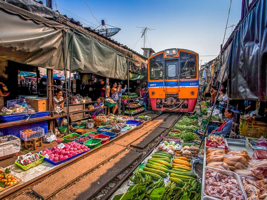 From Bangkok: Damnoen Saduak & Train Market Tour in Spanish - Reaching Damnoen Saduak by longtail boat