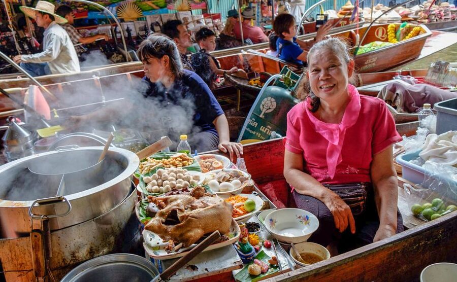 From Bangkok: Damnoen Saduak & Train Market Tour in Spanish - What to eat at the floating market