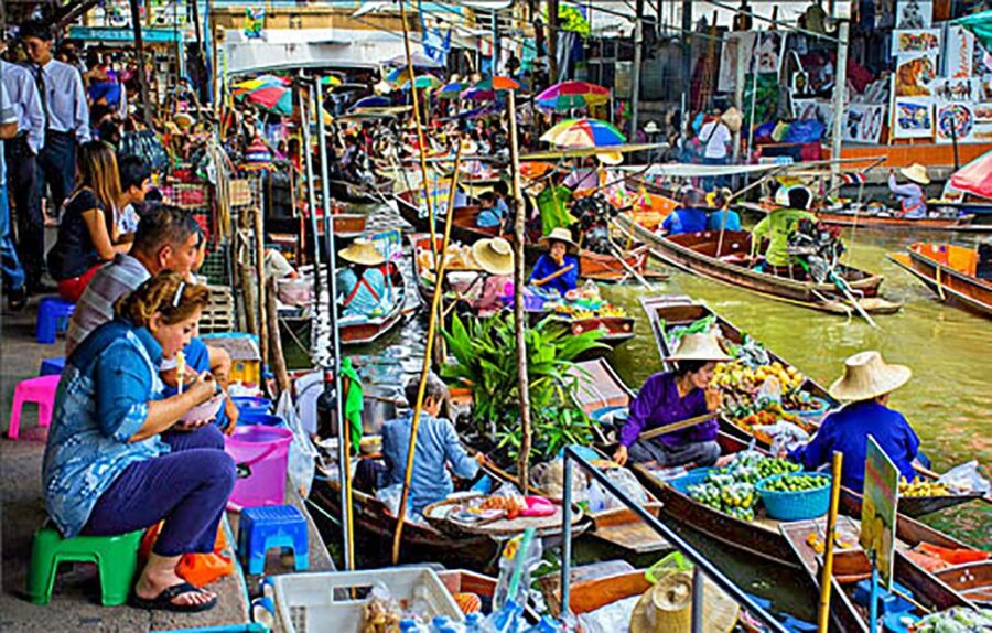 From Bangkok: Damnoen Saduak & Train Market Tour in Spanish - Watching the market fold for the 11:10 train