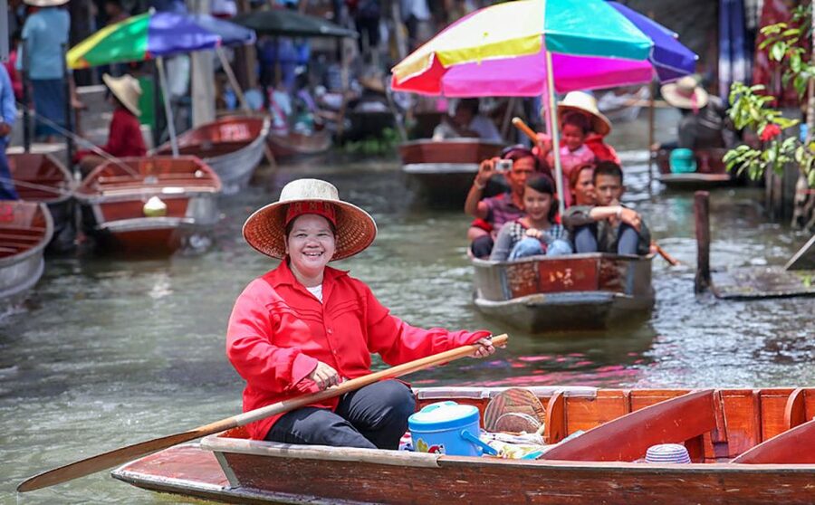 From Bangkok: Damnoen Saduak & Train Market Tour in Spanish - Shared or private tour: which is better?