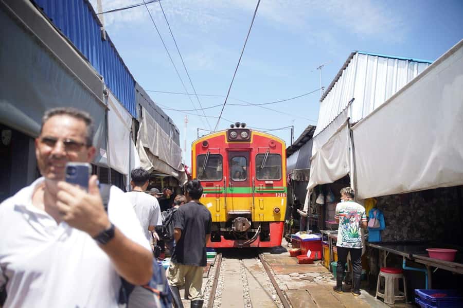 From Bangkok: Floating Market and Ayutthaya Guided Day Tour - Key points at a glance