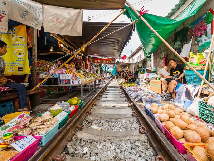 From Bangkok: Maeklong Railway and Floating Market Day Tour - The sugar palm workshop: useful stop or sales stop?