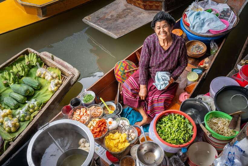From Bangkok: Railway & Damnoen Saduak Floating Market Tour - Cruising toward Damnoen Saduak