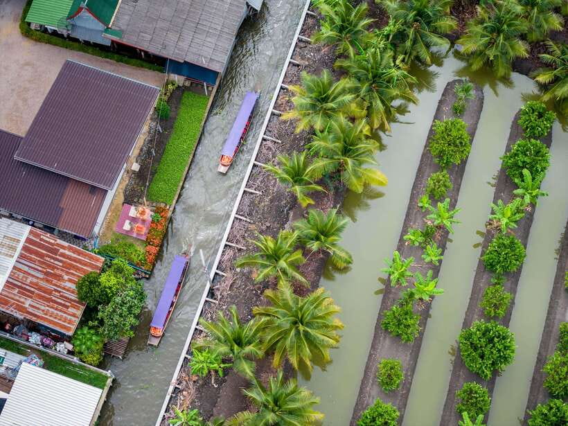 From Bangkok: Railway & Damnoen Saduak Floating Market Tour - Mae Klong Railway Market and the passing train