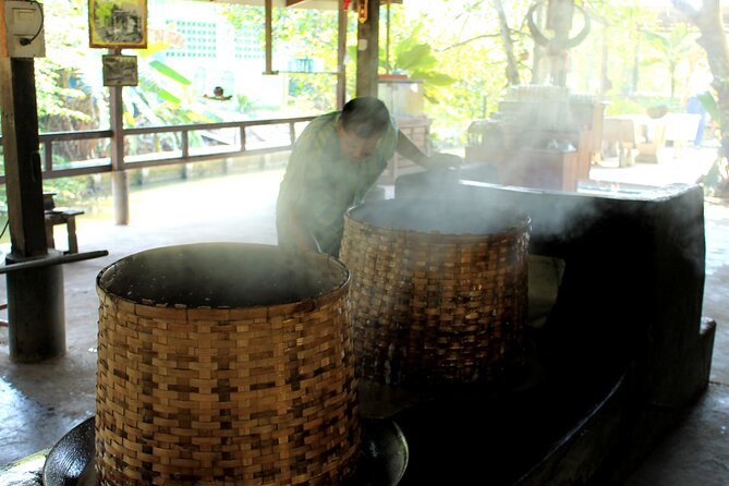 From Bangkok : Thaka Floating Market - The 7:30 a.m. start and private transfer