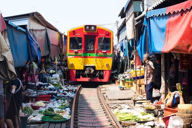 Full-Day Floating Market and Maeklong Railway Market Private Tour from Bangkok - Canals and boats at Damnoen Saduak