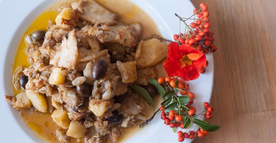Genoa: Market & Lunch/Dinner at a Local's Home - A four-course meal at an Italian table