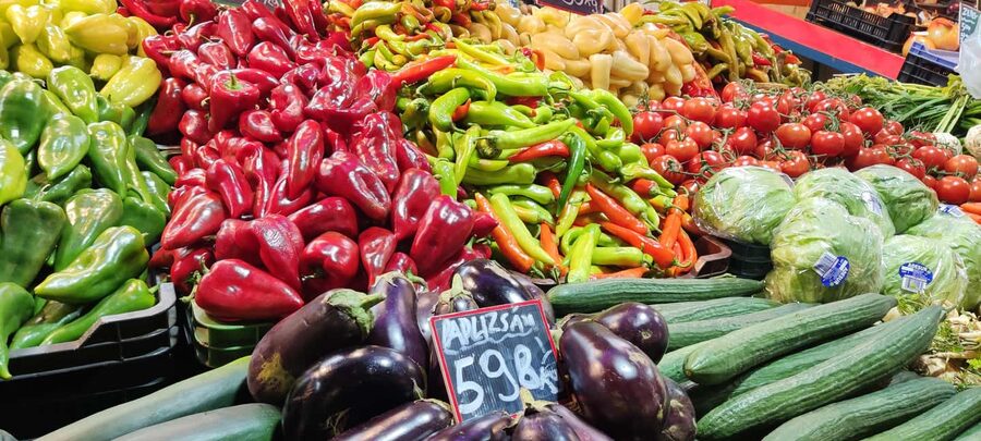 German tour: Central Market Hall of Budapest with tastings - Paprika, pickles, and the practical side of Hungarian food